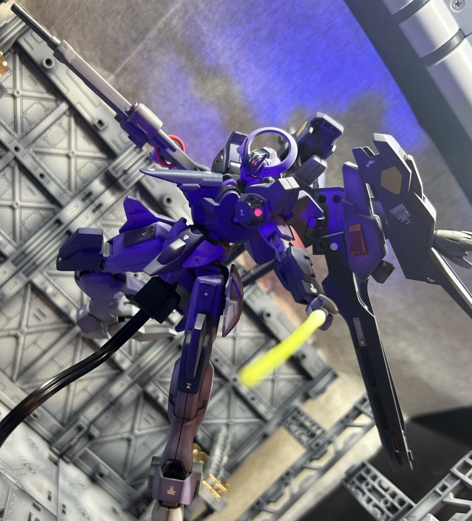 額や肩にモノアイを仕込んでいます。