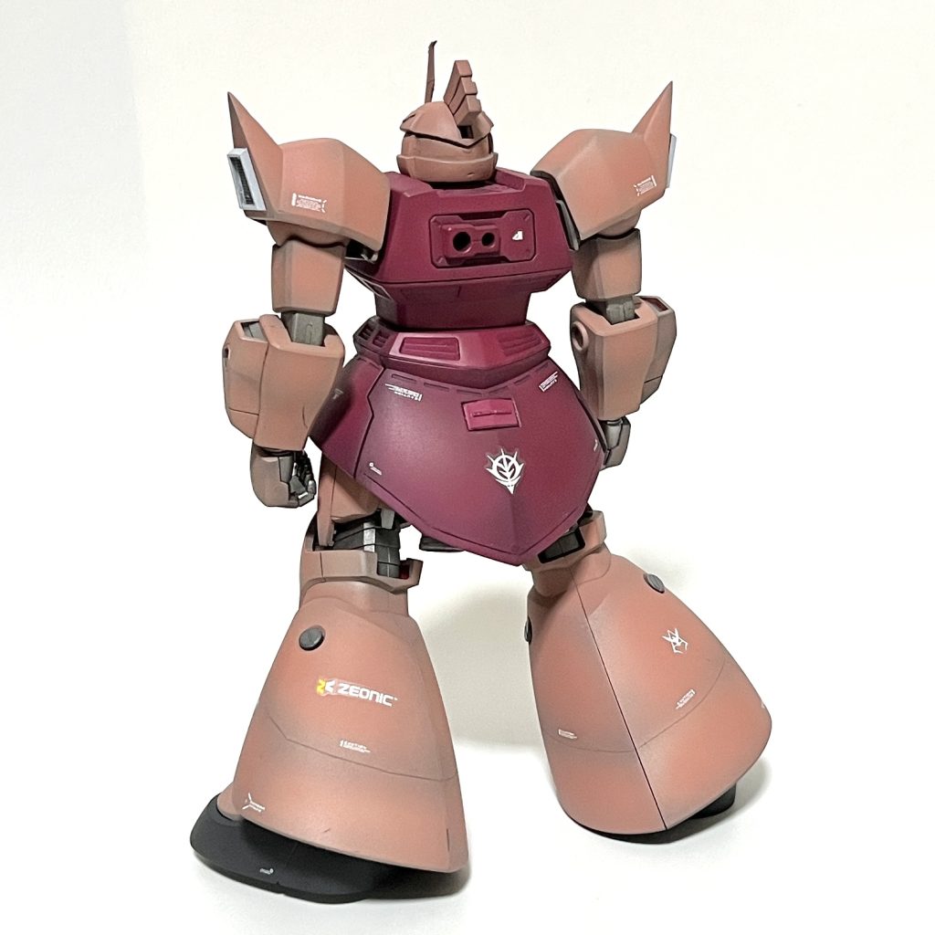 背面。脚の装甲は、内部はモールドいっぱいなのですが、外側はつるんつるんなので、苦手なスジボリと、丸モールドで情報量を増やしました。線の深さや太さが一律にならず苦労しました^^;