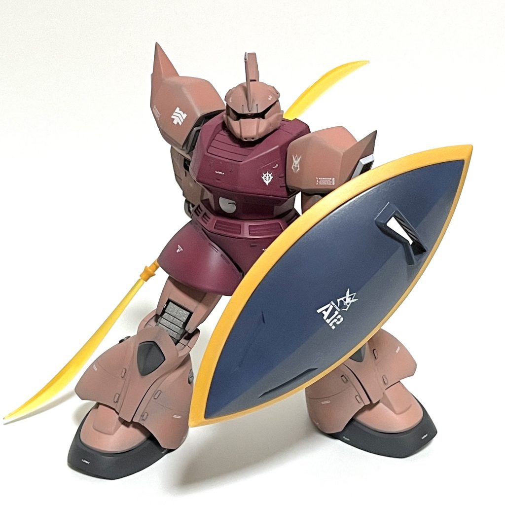 シュバっ！と構えて。弁慶のような力強さですね。