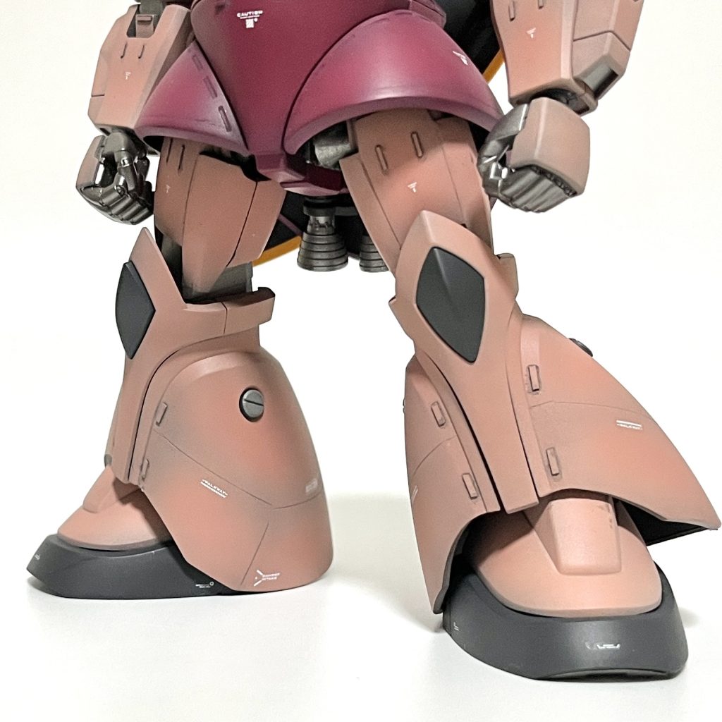 今回いちばん重点を置いた脚の太さ。太ももをプラ板で2mm幅増ししています。また、脚の付け根を外側に2mmしました。思ったよりはうまく行ったぞ！YATTA！