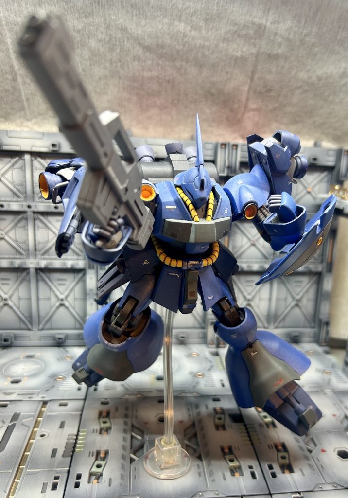 肩バーニアにはロマンとサイサリス味を感じます大佐からパクったビームショットライフルがメインウエポン。