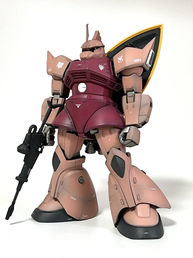 キットのままだと、頭が平べったく埋もれ気味なので、モノアイレールをプラ板で1mm幅増しすることで大型化。また、首の付け根も3mm前方に移動しました。