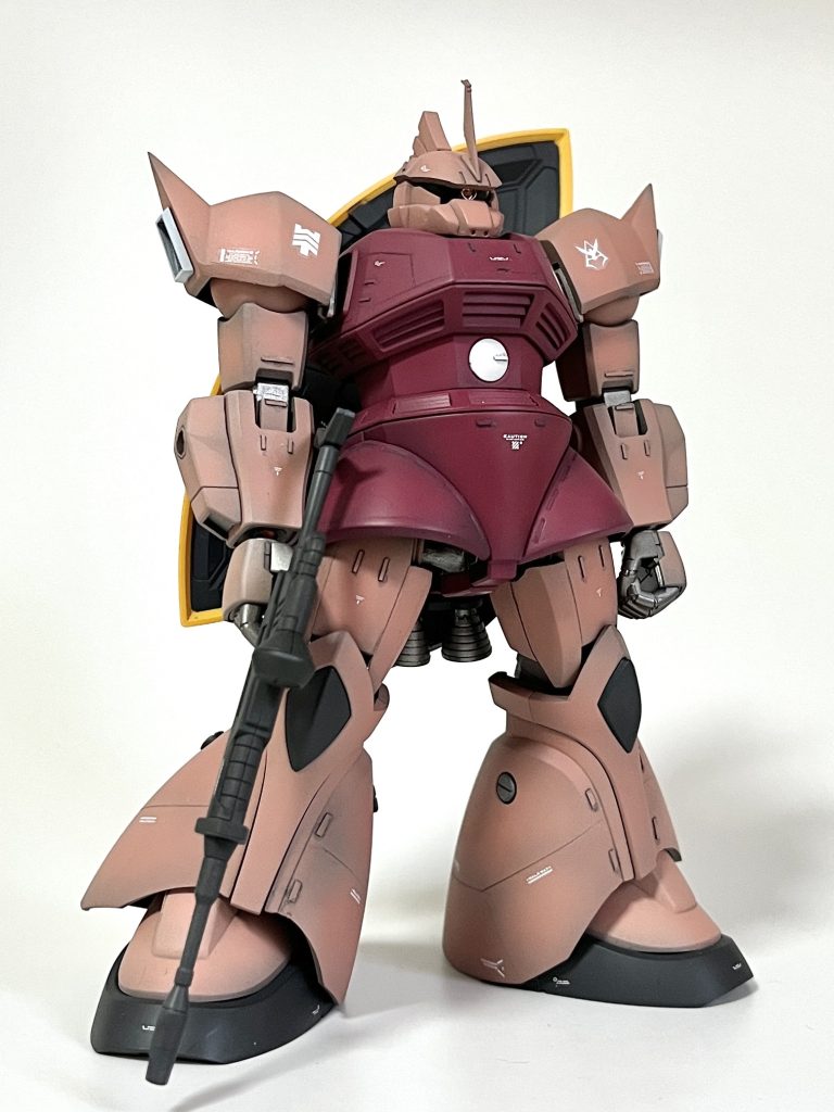 今回は「太ましさ」がテーマなので、プラ板を使って太ももを2mm幅増し。足の付け根も外側に2mmずつ移動し、下半身を力強いシルエットにしてみました。また、肩アーマーを小型化。腕も関節部を1mm幅詰めして短めに調整しました。どっしりガッシリに見えますか？？