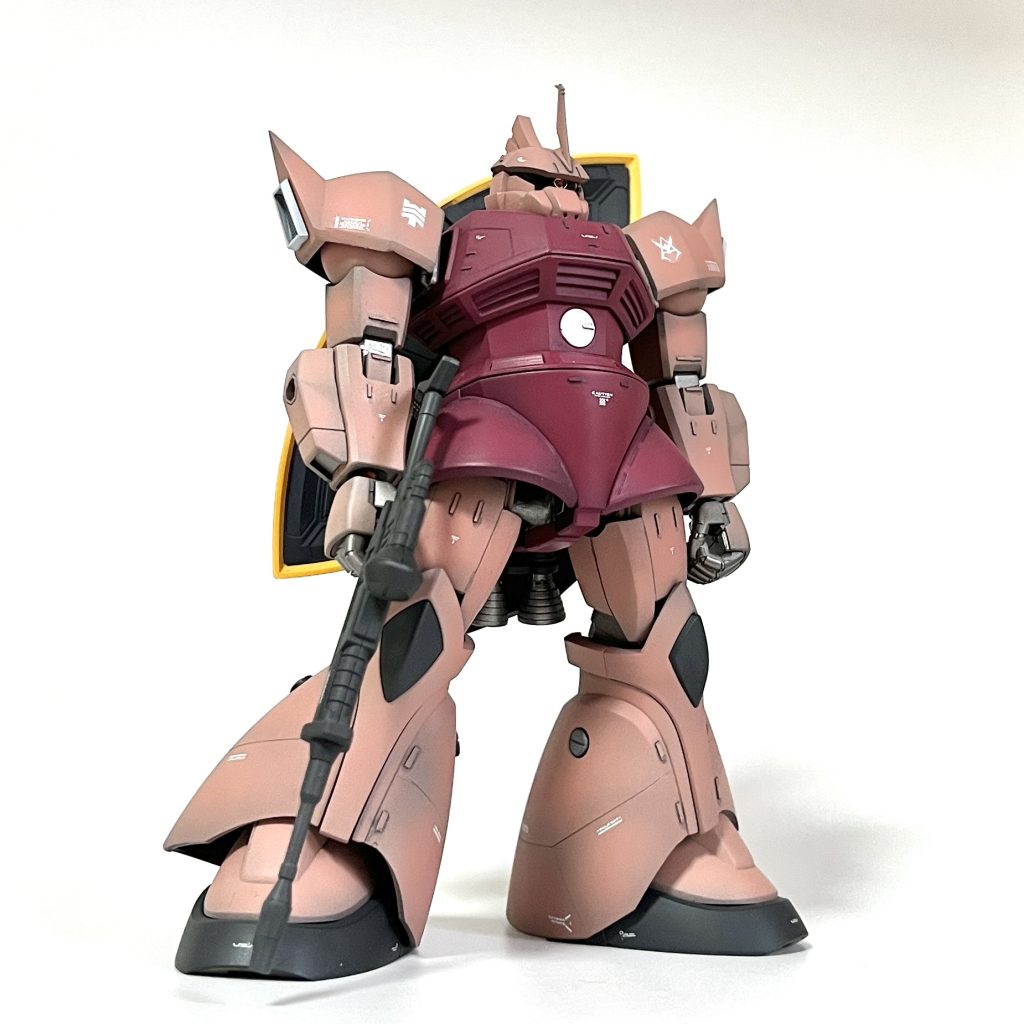 この写真が一番気に入ってるかもしれない。(同じような写真ばかりでゴメンナサイ...)ピンクって発色がなかなか難しいところですが、今回は黒サフ→Mr.カラー：スーパークロームシルバーを塗ってから、「シャア専用ピンク」を塗布しました。結構よい感じになったと思います^^