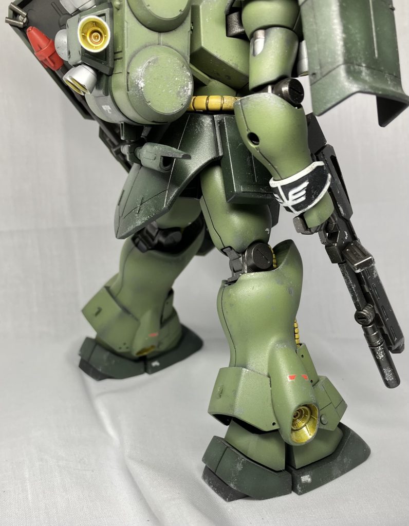 腕部紋章エナメル塗料も使ってしっかり色分けしました。