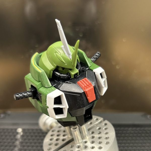 私事ではありますが昨日まで入院しており思うように作業が進められずにいました。ようやく再開です💦今回はヘルメットに段落ち彫りをしてアンテナの増設、胸部にも彫り込んだ所にHGエアリアルの爪先裏を加工して貼り付けました。
