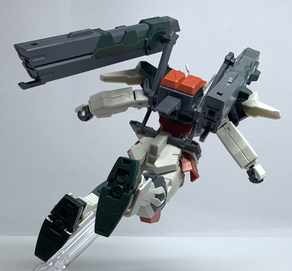 飛翔ポージング後ろ、長方身の複列砲身多目的砲がかなり際立ちますね