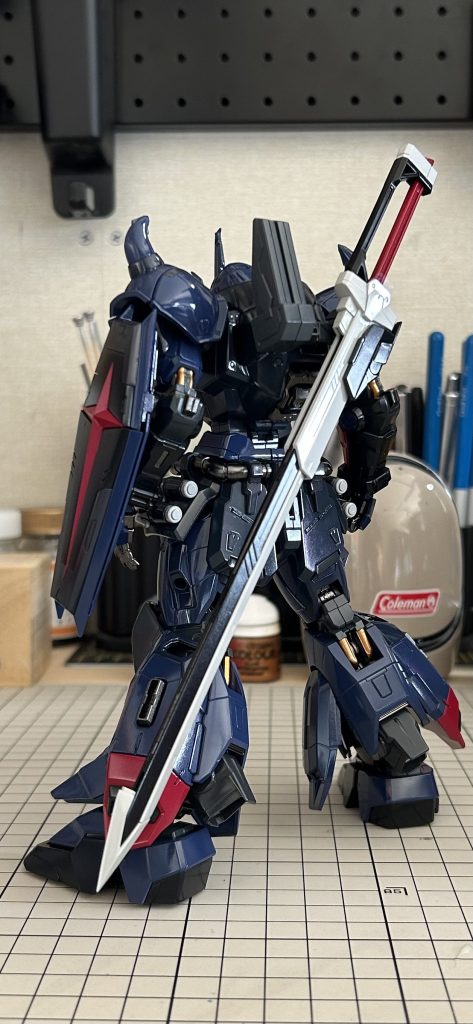 デカール&トップコート前の画像ですが、背面にエクスカリバーレーザー対艦刀を一振り帯刀しています。シンといえば様々な場面でエクスカリバーを振って活躍していたのでシンを象徴する記号として装備させました。