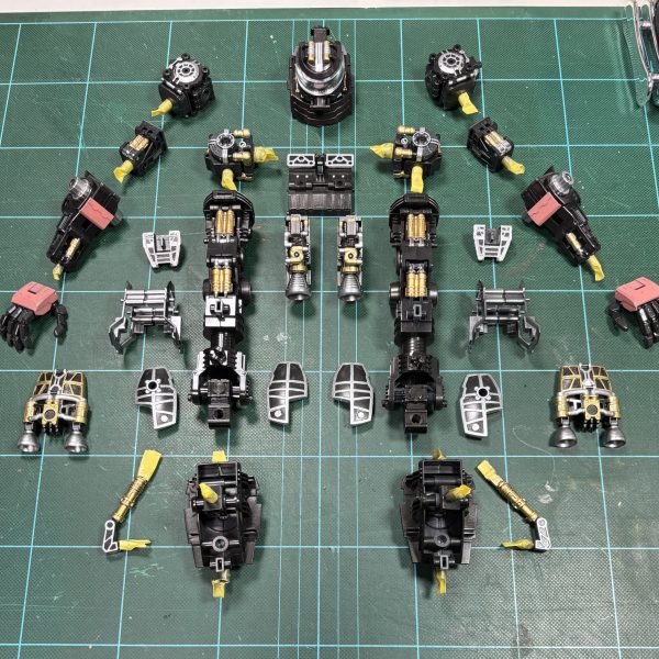 PG シャアザクをPGU ガンダムと並べたいとご友人からの依頼で作成することにしました。PGUと並べるのならやっぱりディテールなどアレンジのバランスも意識したいと思い、大幅に独自解釈を入れさせていただきました。初めてのPGだったのですが、想像以上に大きかったですね。（3枚目）