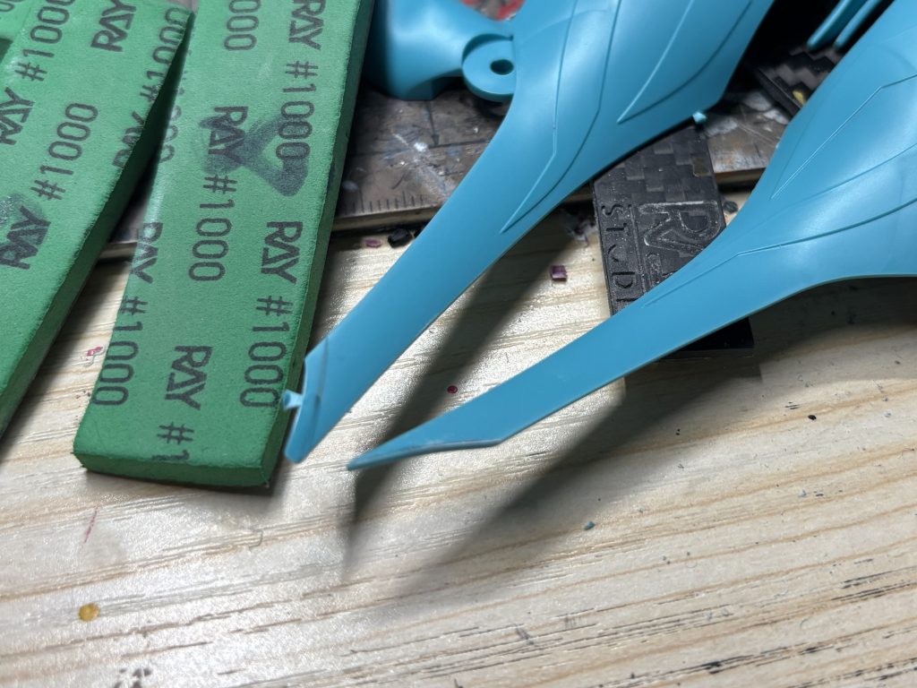 後部肩部アーマーの先端をシャープに加工