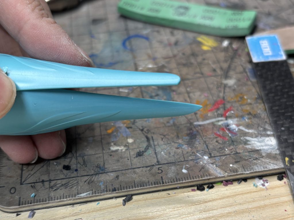 前部肩部アーマーの先端をシャープに加工