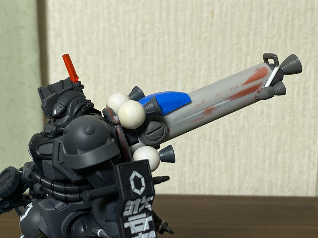 寄せ集めブースター。基部は環状のランナー、円柱プロペラントタンクにプラ板を挟んで楕円にした本体を突き刺し、ジャンクを貼ってそれっぽく。ガスタンク？みたいなところはビンゴゲームの番号が刻印されたプラ球です。完全再現には程遠く、目立つ記号だけ組み込めばそれっぽいの最新です😁