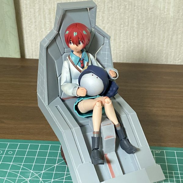 プラ板箱組でスクラッチ。ようやくシートの形になりました😃後は操縦桿に多少のディテール、そして腕を作って、整面すれば完成です。今週末で完成させるつもりだったのですが、ザクとは違いますねザクとは💦　素直にパテに頼るべきでした😅（1枚目）