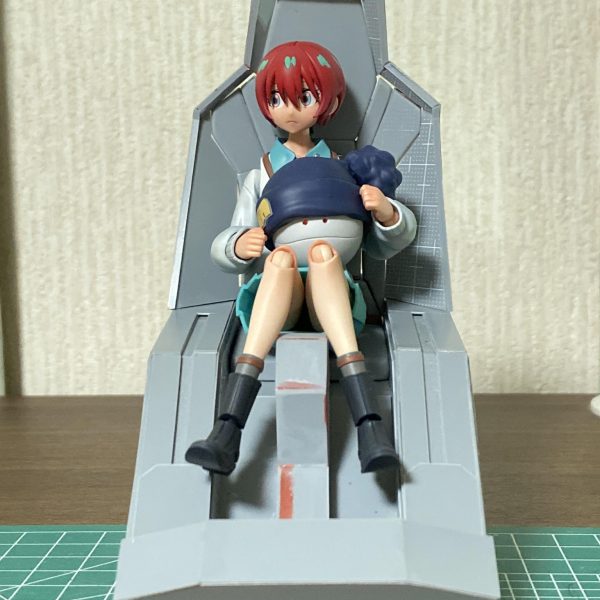 プラ板箱組でスクラッチ。ようやくシートの形になりました😃後は操縦桿に多少のディテール、そして腕を作って、整面すれば完成です。今週末で完成させるつもりだったのですが、ザクとは違いますねザクとは💦　素直にパテに頼るべきでした😅（2枚目）