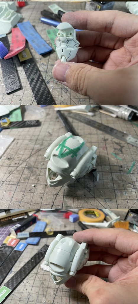 頭部のスジ彫りによる継ぎ目処理　→ 頭部は前後二分割構造のため、継ぎ目部分に装甲継ぎ目を追加し、合わせ目消しの手間を省きました