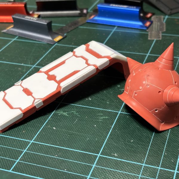 PG シャアザクをPGU ガンダムと並べたいとご友人からの依頼で作成することにしました。PGUと並べるのならやっぱりディテールなどアレンジのバランスも意識したいと思い、大幅に独自解釈を入れさせていただきました。初めてのPGだったのですが、想像以上に大きかったですね。（4枚目）