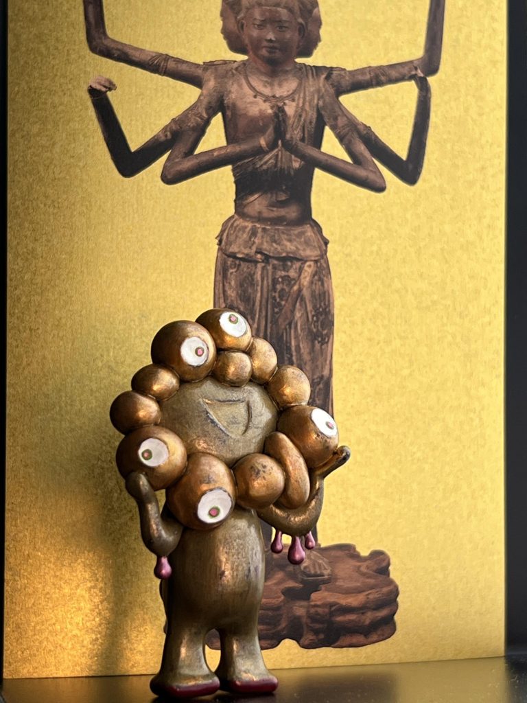 大人気、海洋堂のガチャで出るミャクミャクを仏像塗りしながら、並行してアーティファクト百式をダラダラ作っていたタイミングで生まれたネタMS