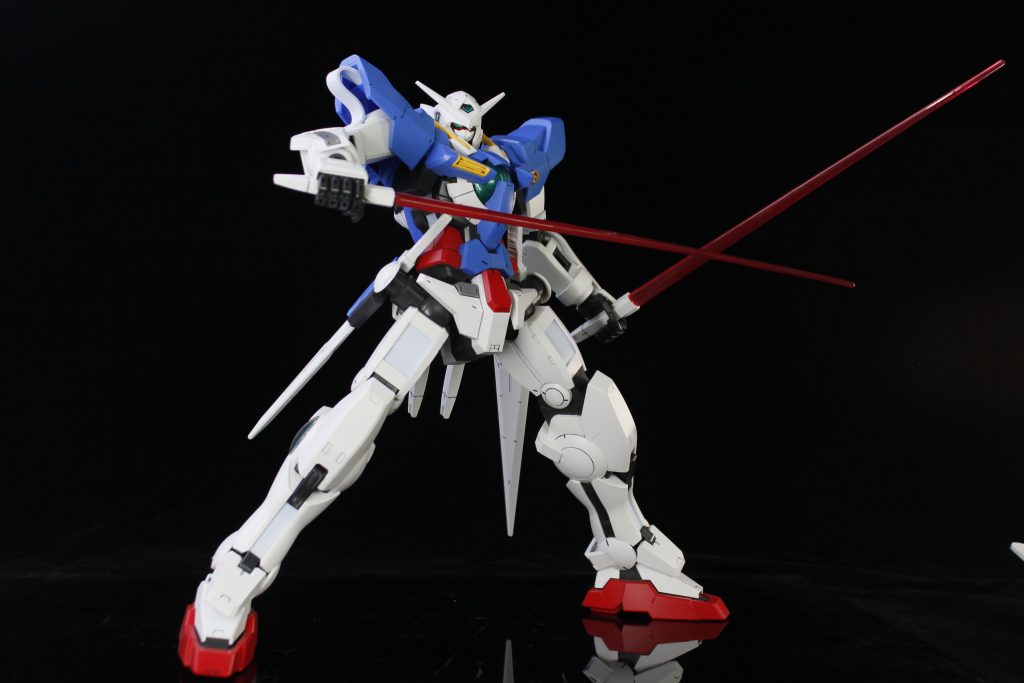 可動域は高くないが、ボリューム感があるので、軽くポージングするだけで迫力が出ます。