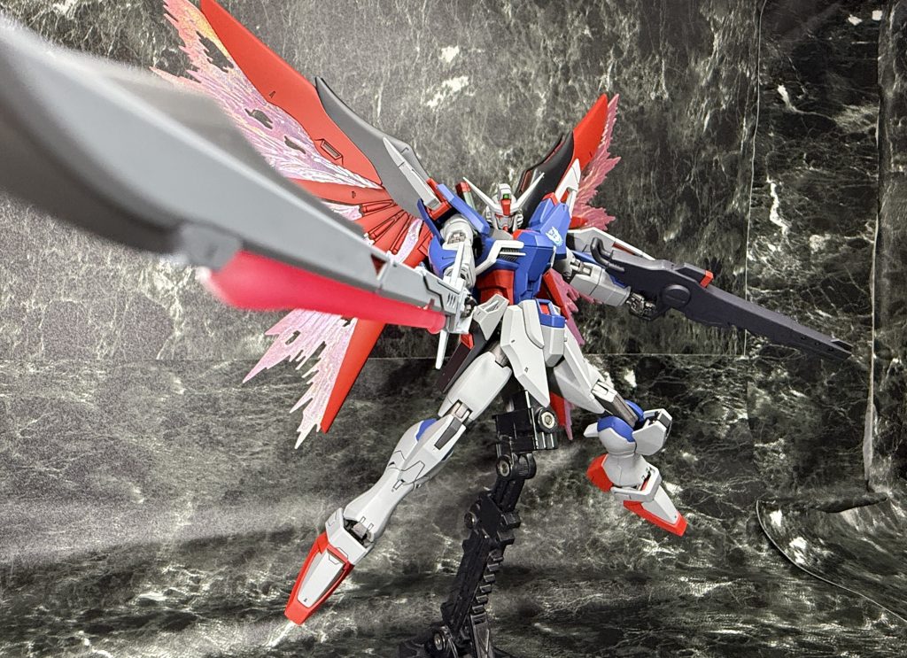 手首の関節はポリキャップからKPS素材の物に変更したので、重量のある武器も軽々保持できます。