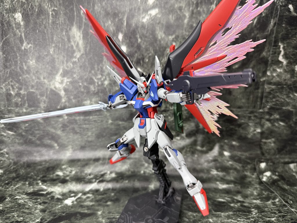 首関節1mmと腹部2mm、大腿部2mm、足首1mmの計6mm延長していますので、かなりスラっとしたプロポーションになっています。今回もプラ板でちょうど良いサイズにスクラッチしたレールガンを装備。