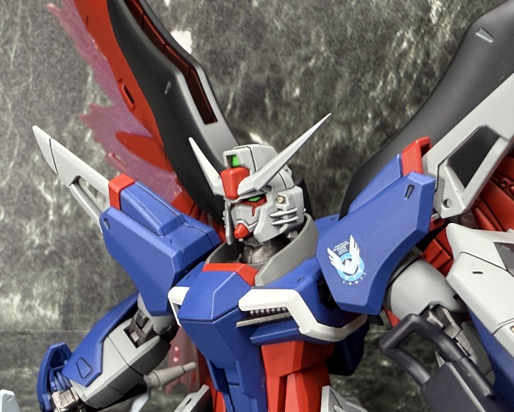 頭部庇の部分は少し削って、正面からでもデュアルアイがしっかり見えるように調整。