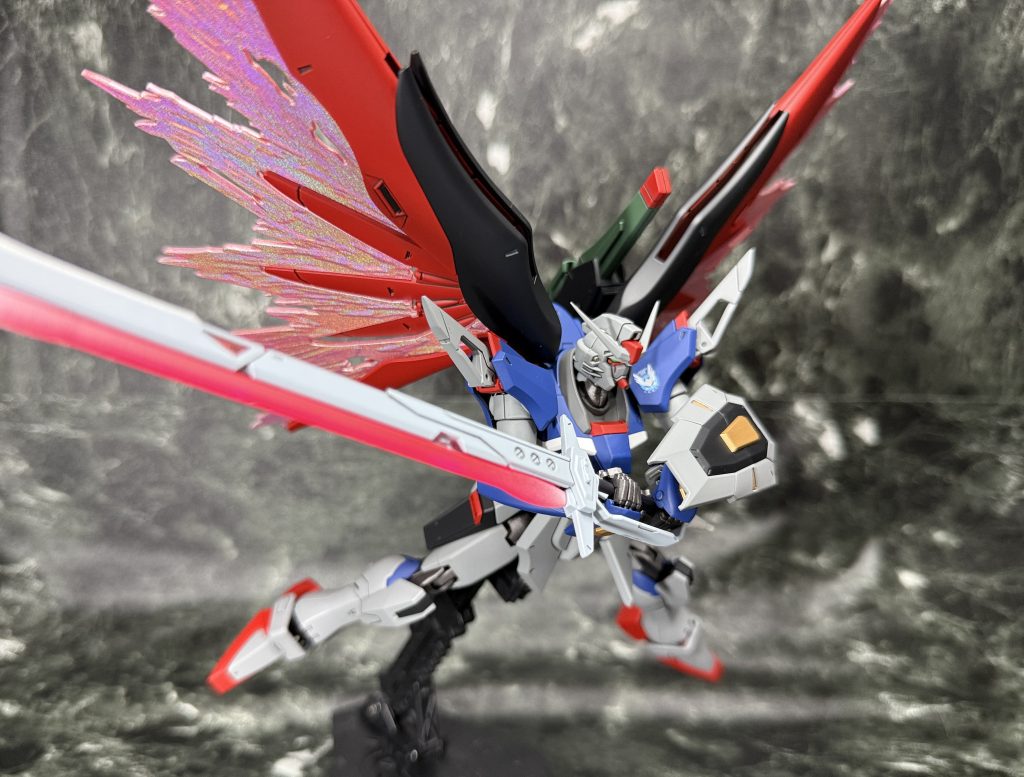 肩関節と胴体を接続するジョイントをHGCEイモータルジャスティスの物に変更し、左右ともに角度付きの持ち手を製作したので、アロンダイトも余裕で両手持ち可能です。