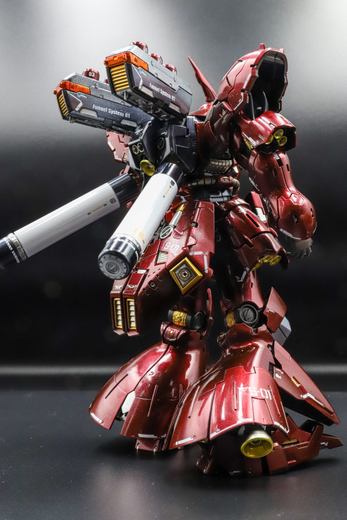 腰アーマーのスラスター額縁をフチ薄化脚バーニアの取り付け位置は少しでも見えるように8発とも下に下げました水転写デカールを取説通りに貼ってます自分的には珍しいかもファンネルのナンバーはUCクシャトリアのコクピット内でナンバー出てたのでやってみたいと思ってましたついでにコンテナにもナンバリング