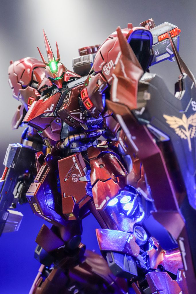 シールドのネオジオン紋だけキット付属のシールを使っています