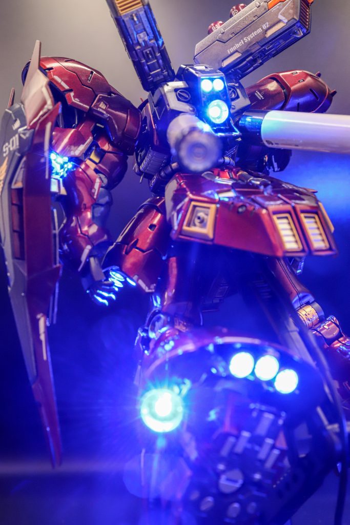 LEDはバーニア・モノアイ・センサー・胴体に全部で26発仕込んでいます3mm砲弾と1608を使いましたリアアーマーの中にCRD基盤入れて外部電源としています