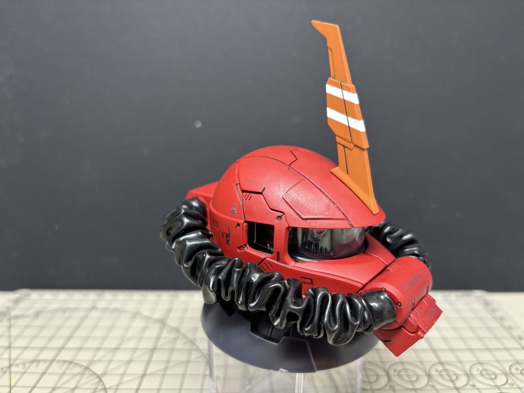 動力パイプはカーボンで作成しようと思いましたが、収縮チューブで再現してみました。前頭部左右の曲面に台形のプラ板を熱で変形させて貼り付けてディテールアップしました。