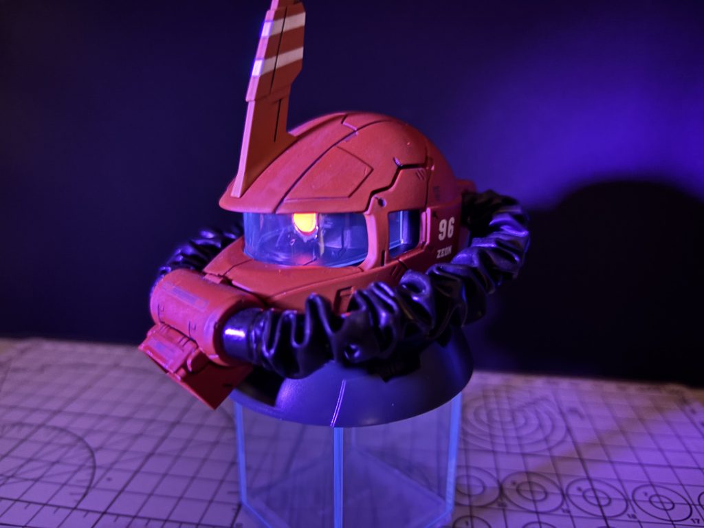 全塗装しモノアイは蛍光塗料で光らせました。スミ入れやデカールでディテールアップさせてます。満足いく出来に仕上がりましたが、ザクヘッドで公式にガチャでサイコザクが出ることを祈っております😌