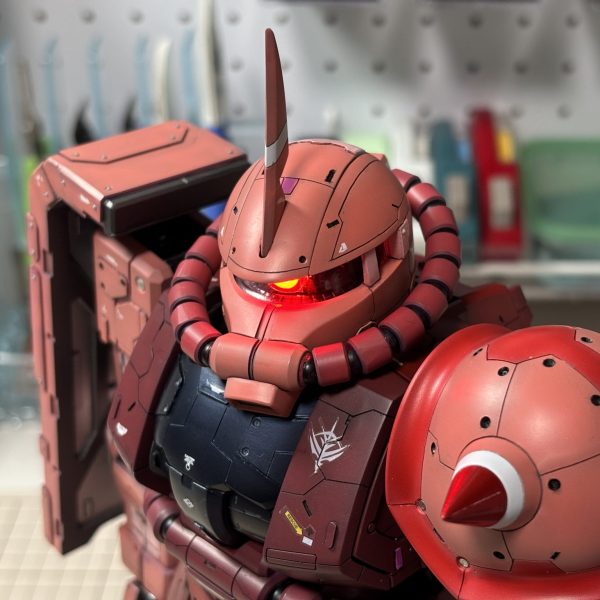 PG シャアザクをPGU ガンダムと並べたいとご友人からの依頼で作成することにしました。PGUと並べるのならやっぱりディテールなどアレンジのバランスも意識したいと思い、大幅に独自解釈を入れさせていただきました。初めてのPGだったのですが、想像以上に大きかったですね。（1枚目）