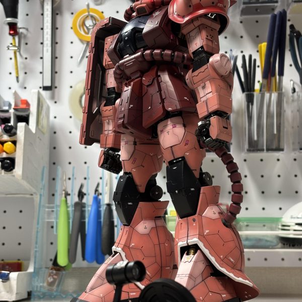 PG シャアザクをPGU ガンダムと並べたいとご友人からの依頼で作成することにしました。PGUと並べるのならやっぱりディテールなどアレンジのバランスも意識したいと思い、大幅に独自解釈を入れさせていただきました。初めてのPGだったのですが、想像以上に大きかったですね。（2枚目）