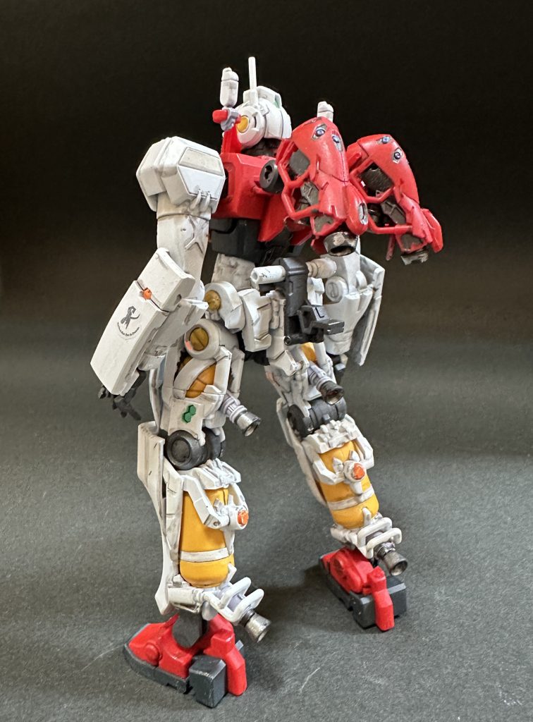 軍警ザクの時も段差のある個所に貼るシールが気になったので勝手に場所を変更しちゃいました。 