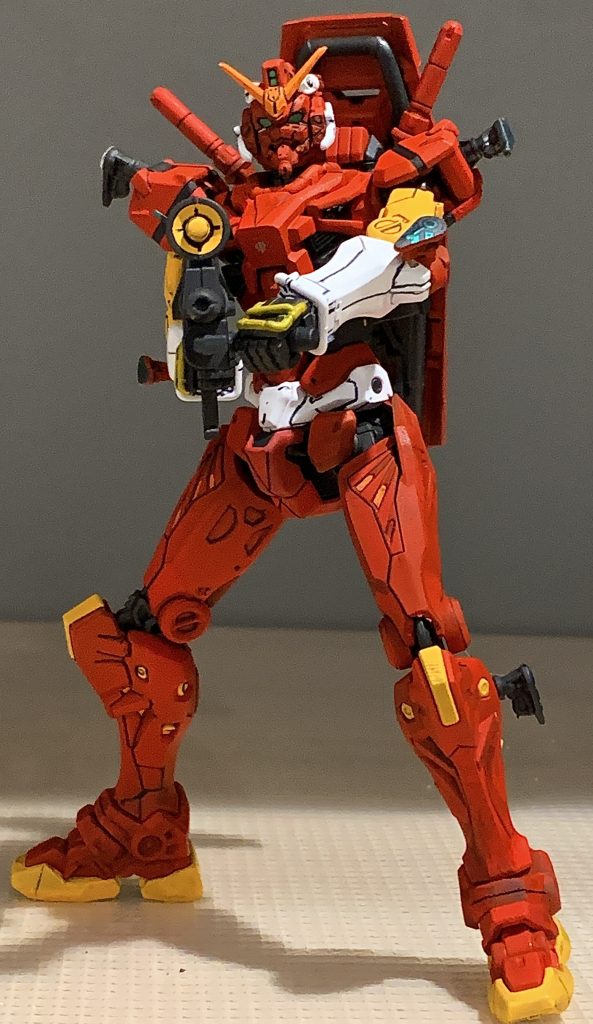 本体赤部はサフ→エヴァレッド角オレンジ部はサフ→エヴァオレンジカメラ緑部はサフ→エヴァグリーン腕白部は白サフ→エヴァホワイト腕、足黄色部はサフ→エヴァイエロー黒部はガンメタサフ→クリアブラック