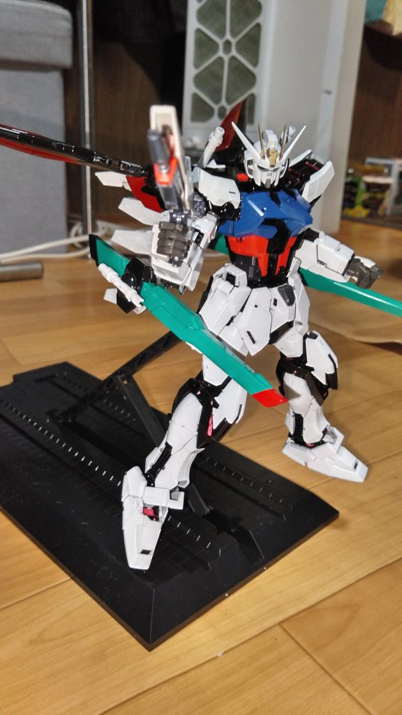 下部のスラスターを無くした分ノーマルのエールストライクより機動力落ちるなぁーと勝手に妄想したりしましたが余ったパーツでゼウスシルエットみたいな武装を作ってオプション装備としてしまおうと勝手に解決法をみつけました。←時間ある時に製作予定