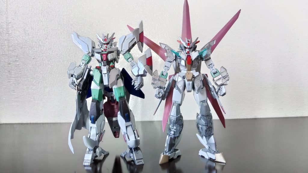 姉である「銀腕 ガンダム・アガートラーム」と比較。あまり意識して作ってませんが、頭一個分の身長差が出て姉妹感が増しました。カラーリングは「ガンダムアニマリゼ」に付属していた透明な外装の裏地に銀の塗装を施して半透明な感じにしています。自分の中では不完全と言えば半透明なイメージがあるのでこうなりました。(主に「人造人間キカイダー」のせい)