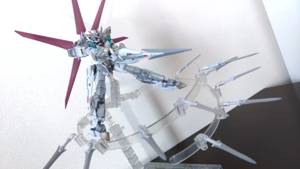 「WARM☩LUNALIGHT」無数の短剣を操り攻撃する技。戦闘描写が極端に少ないキャラだからか、ゲームで似たり寄ったりの技が多くて違いを出すのに苦労しました。