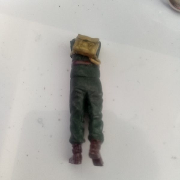 2体目の女性兵もなんとか形にできたので、残すは男性兵だけです。最後だけあって頑張って弄っております。相変わらず塗装は四苦八苦ですが、細かいことは気にせず遠目で見て何となく雰囲気が分かれば程度に頑張って進めます(笑)（2枚目）