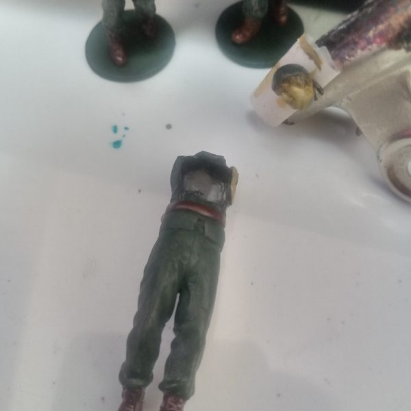2体目の女性兵もなんとか形にできたので、残すは男性兵だけです。最後だけあって頑張って弄っております。相変わらず塗装は四苦八苦ですが、細かいことは気にせず遠目で見て何となく雰囲気が分かれば程度に頑張って進めます(笑)（3枚目）