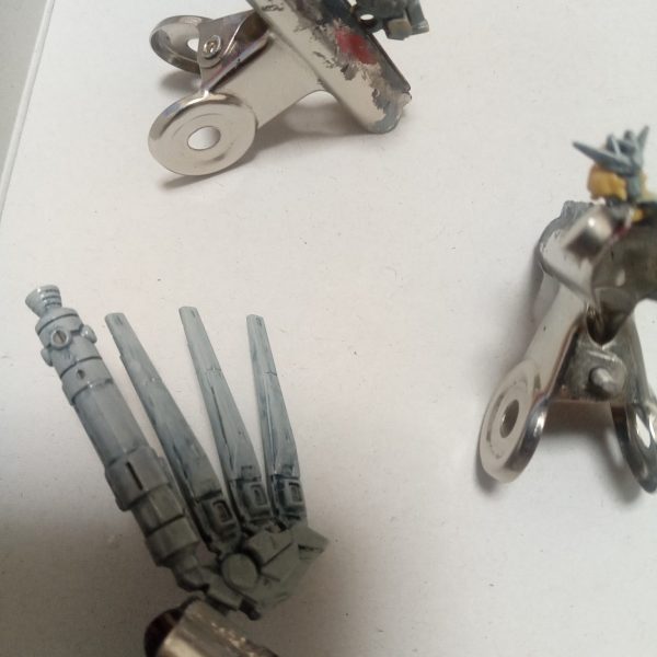 初アーティファクトなのでどのように進めるか全くの未知数ですが取り敢えずやってみろってことでいつも通りのやり方で塗っていきたいと思います。この細かいパーツの塗装、どう考えても地獄が待っている気しかしないです(笑)