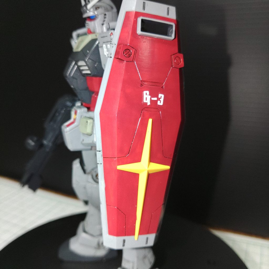 リックドムセットのマーキングシールが見失い中のため、軍警ザク付属のシールの9と3を使いました。