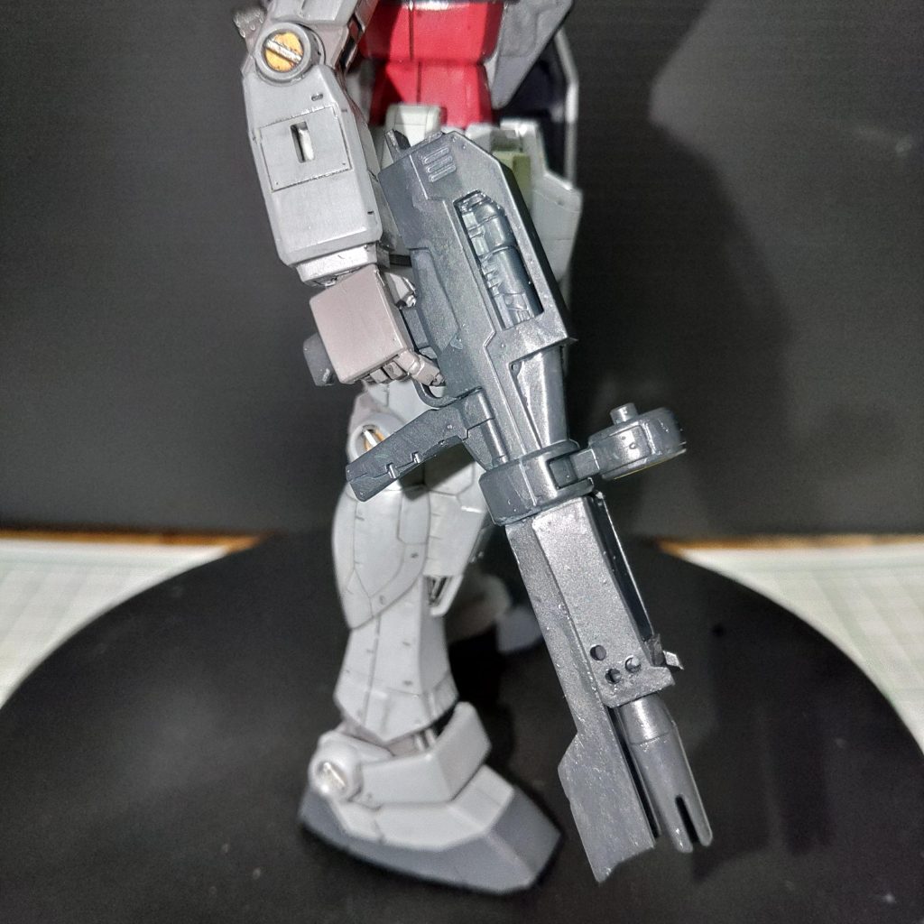 マグネットコーティングを施して機動性が上がっているのでライフルのビームが拡散しないギリギリの距離まで正確に狙撃できるように、スタビライザーを装備。