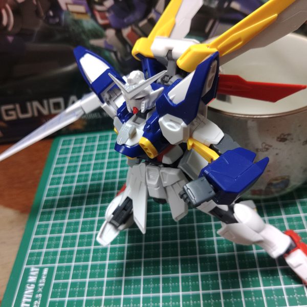 ウイングゼロとダブルオーガンダムを合わせたWOガンダムってコラを見てふと「素ウイングガンダムを太陽炉搭載機にしたらどうなるか」と思い立って製作を開始しました。イメージとしてはビルドダイバーズ世界観で宇宙世紀機に太陽炉を組み合わせたGP羅刹に憧れたビルダーが作った的な感じで。変形機構はキュリオス系統を参考にしてシールドを廃止、武装はダブルオーに習ってバスターライフルからバスターソードへ。 なるべく新造部分はプラ板フルスクラッチメインでやっているので進みが遅く現在進捗六割って感じですが、気長に作っていこうと思います。（3枚目）