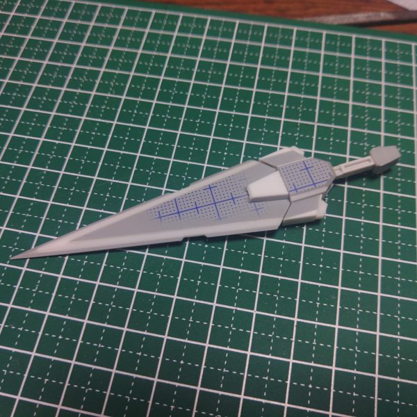 ウイングゼロとダブルオーガンダムを合わせたWOガンダムってコラを見てふと「素ウイングガンダムを太陽炉搭載機にしたらどうなるか」と思い立って製作を開始しました。イメージとしてはビルドダイバーズ世界観で宇宙世紀機に太陽炉を組み合わせたGP羅刹に憧れたビルダーが作った的な感じで。変形機構はキュリオス系統を参考にしてシールドを廃止、武装はダブルオーに習ってバスターライフルからバスターソードへ。 なるべく新造部分はプラ板フルスクラッチメインでやっているので進みが遅く現在進捗六割って感じですが、気長に作っていこうと思います。（6枚目）