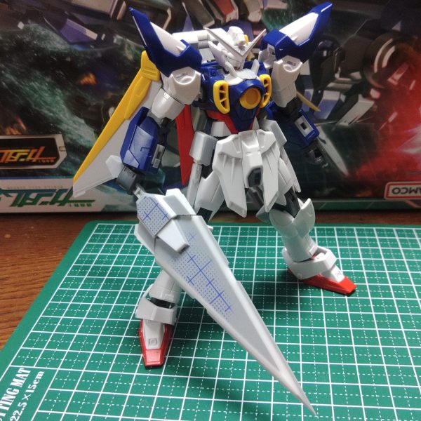 ウイングゼロとダブルオーガンダムを合わせたWOガンダムってコラを見てふと「素ウイングガンダムを太陽炉搭載機にしたらどうなるか」と思い立って製作を開始しました。イメージとしてはビルドダイバーズ世界観で宇宙世紀機に太陽炉を組み合わせたGP羅刹に憧れたビルダーが作った的な感じで。変形機構はキュリオス系統を参考にしてシールドを廃止、武装はダブルオーに習ってバスターライフルからバスターソードへ。 なるべく新造部分はプラ板フルスクラッチメインでやっているので進みが遅く現在進捗六割って感じですが、気長に作っていこうと思います。（1枚目）