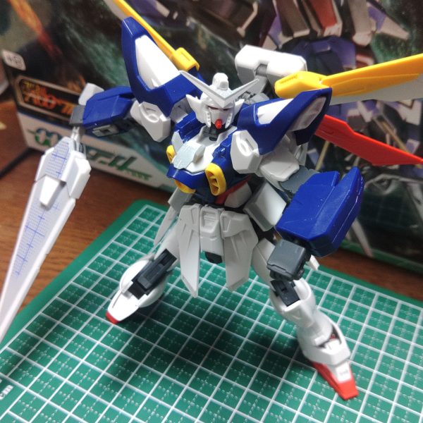 ウイングゼロとダブルオーガンダムを合わせたWOガンダムってコラを見てふと「素ウイングガンダムを太陽炉搭載機にしたらどうなるか」と思い立って製作を開始しました。イメージとしてはビルドダイバーズ世界観で宇宙世紀機に太陽炉を組み合わせたGP羅刹に憧れたビルダーが作った的な感じで。変形機構はキュリオス系統を参考にしてシールドを廃止、武装はダブルオーに習ってバスターライフルからバスターソードへ。 なるべく新造部分はプラ板フルスクラッチメインでやっているので進みが遅く現在進捗六割って感じですが、気長に作っていこうと思います。（2枚目）