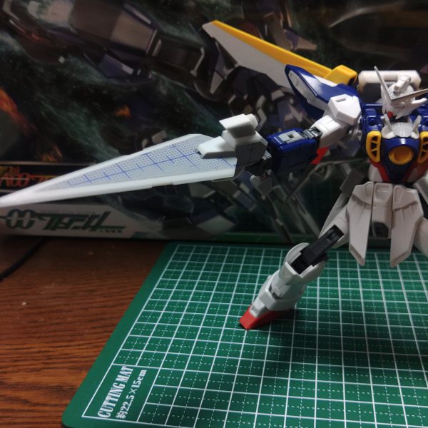 ウイングゼロとダブルオーガンダムを合わせたWOガンダムってコラを見てふと「素ウイングガンダムを太陽炉搭載機にしたらどうなるか」と思い立って製作を開始しました。イメージとしてはビルドダイバーズ世界観で宇宙世紀機に太陽炉を組み合わせたGP羅刹に憧れたビルダーが作った的な感じで。変形機構はキュリオス系統を参考にしてシールドを廃止、武装はダブルオーに習ってバスターライフルからバスターソードへ。 なるべく新造部分はプラ板フルスクラッチメインでやっているので進みが遅く現在進捗六割って感じですが、気長に作っていこうと思います。（4枚目）