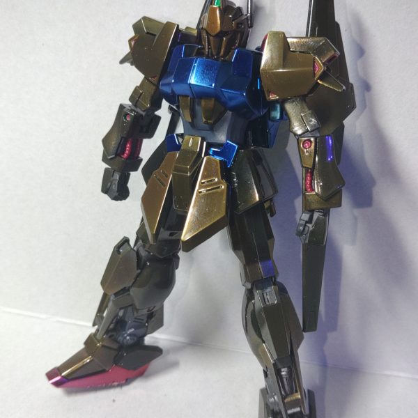 初めてのボーンペイントによる塗装を試みました。ゴールド部分をラミネートゴールドで塗装したら、やり方が間違えてたみたいで、味のある銅色になっちゃった。青と足の赤はいい感じにメッキ調になったかと🎵 あともう少し仕上げたら完成品としてアップします🎵（2枚目）