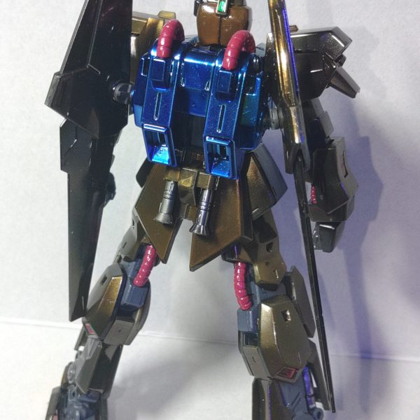 初めてのボーンペイントによる塗装を試みました。ゴールド部分をラミネートゴールドで塗装したら、やり方が間違えてたみたいで、味のある銅色になっちゃった。青と足の赤はいい感じにメッキ調になったかと🎵 あともう少し仕上げたら完成品としてアップします🎵（3枚目）